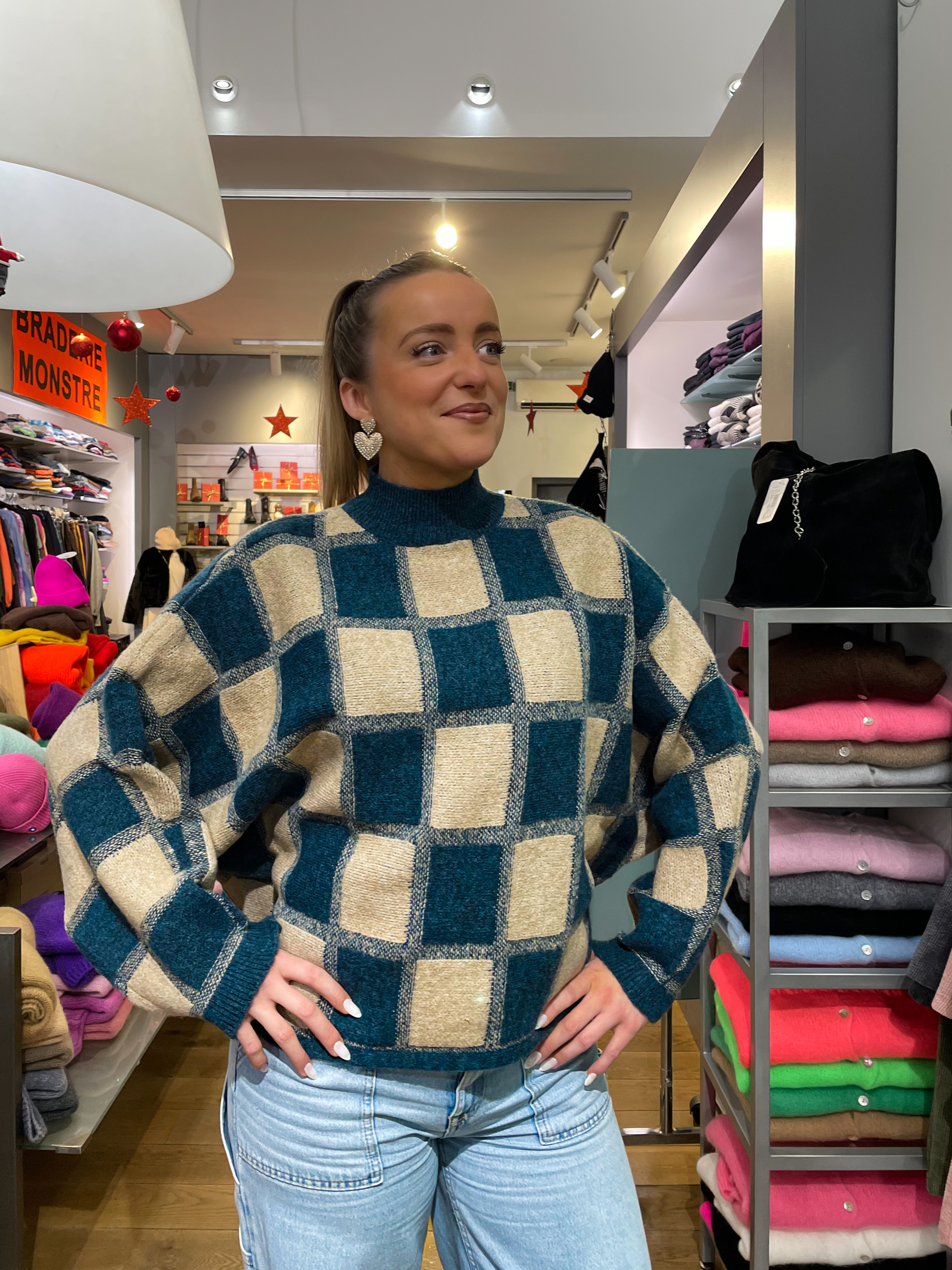 PULL SKATIE BLEU CANARD 2