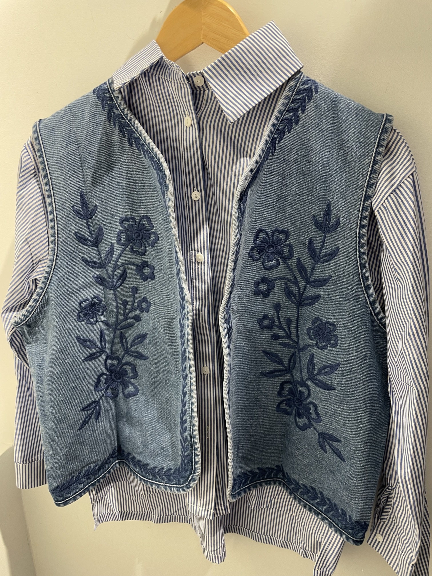 GILET SANS MANCHE BRODE 1