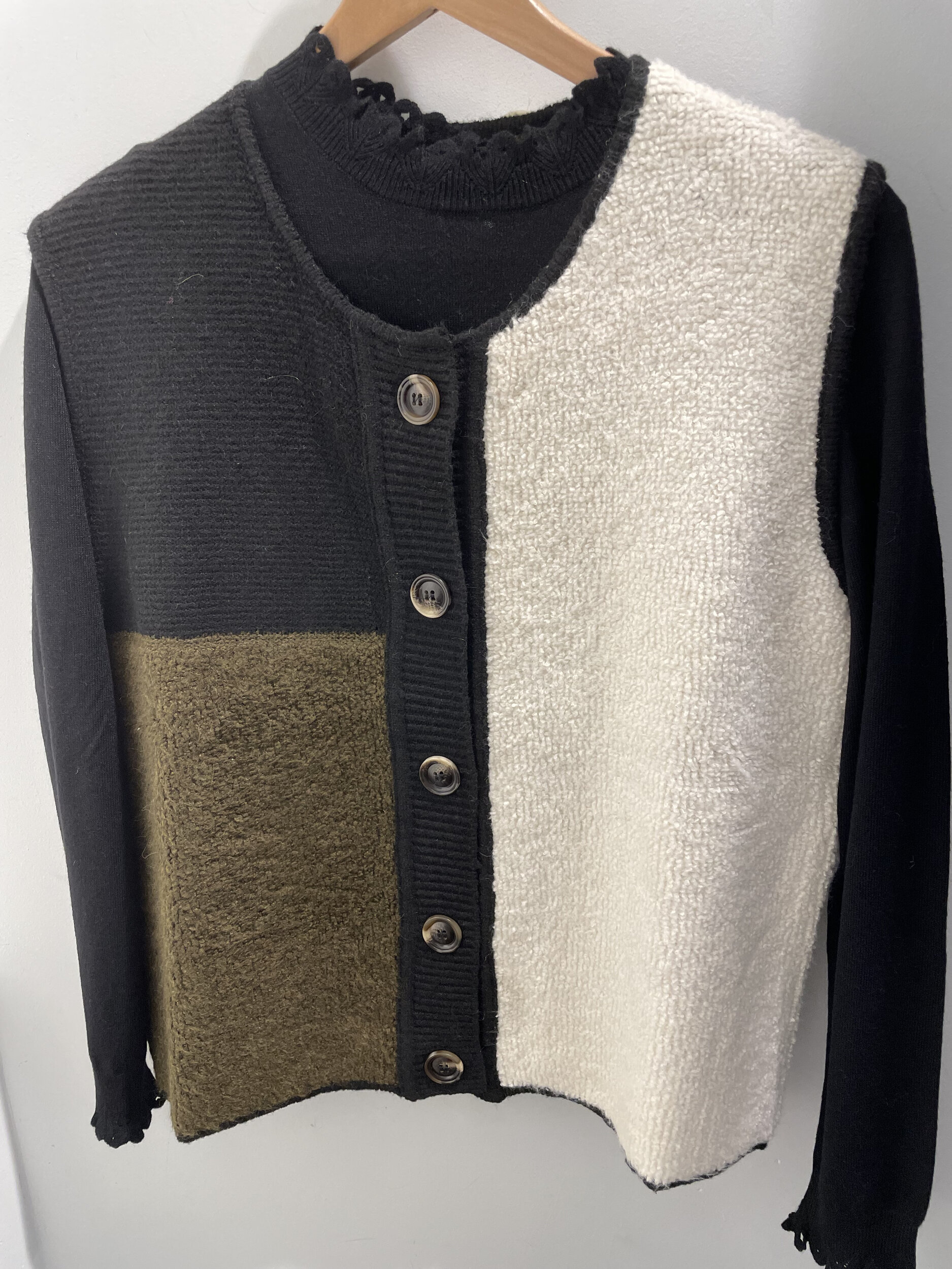 PETIT GILET BOUCLE 2