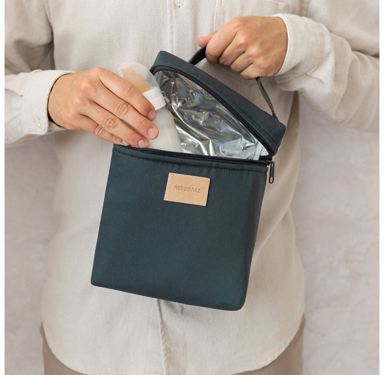 sac-bouteille-et-biberon-on-the-go-bleu-carbone-nobodinoz-4_1264x1234