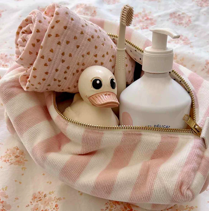 VIC TROUSSE DE TOILETTE ROSE IN APRIL2