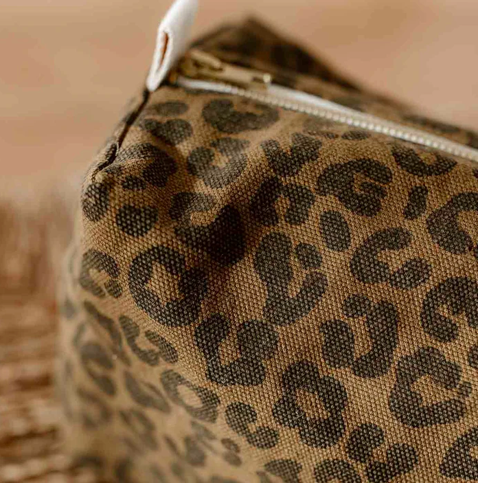 VIC GRAOU OLIVE TROUSSE DE TOILETTE ROSE IN APRIL2