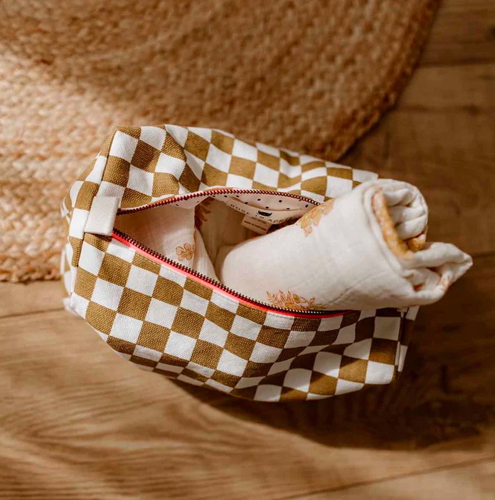 VIC DAMIER CARAMEL TROUSSE DE TOILETTE ROSE IN APRIL4