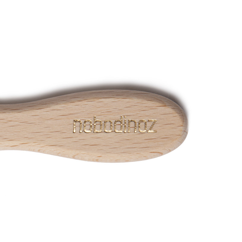 4brosse-bebe-extra-douce-nobodinoz-bambinou-zoom-manche