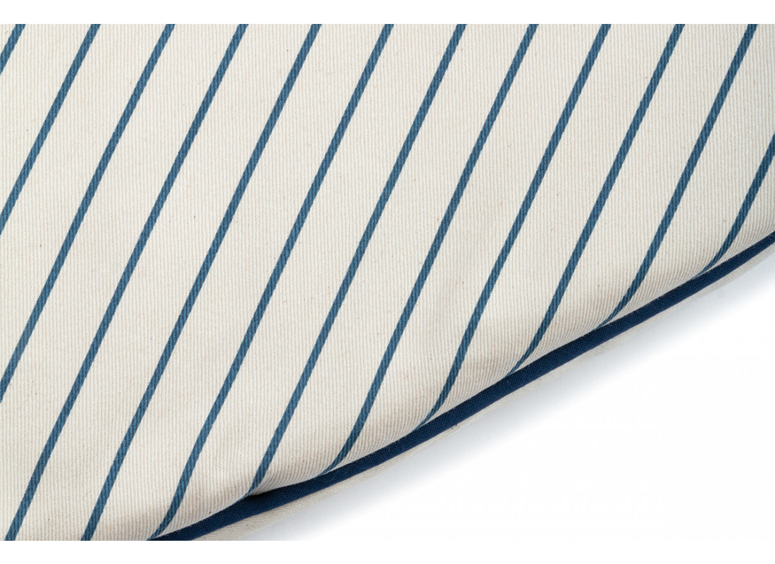 fluffy-round-playmat-blue-thin-stripes-natural-nobodinoz-5-8435574922335