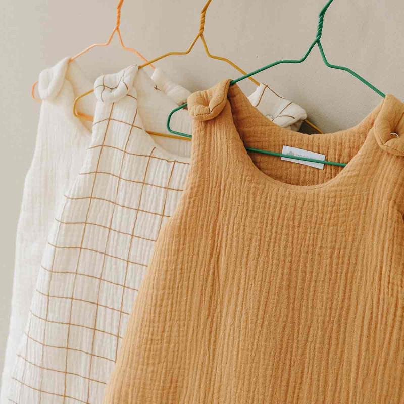 gigoteuse-bebe-en-coton-carreau-camel-cocoeko