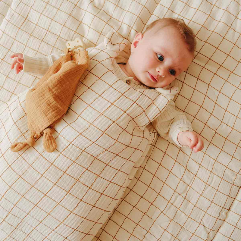 gigoteuse-bebe-en-coton-carreau-camel-cocoeko
