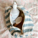 VIC BLUE CLOUD TROUSSE DE TOILETTE ROSE IN APRIL2