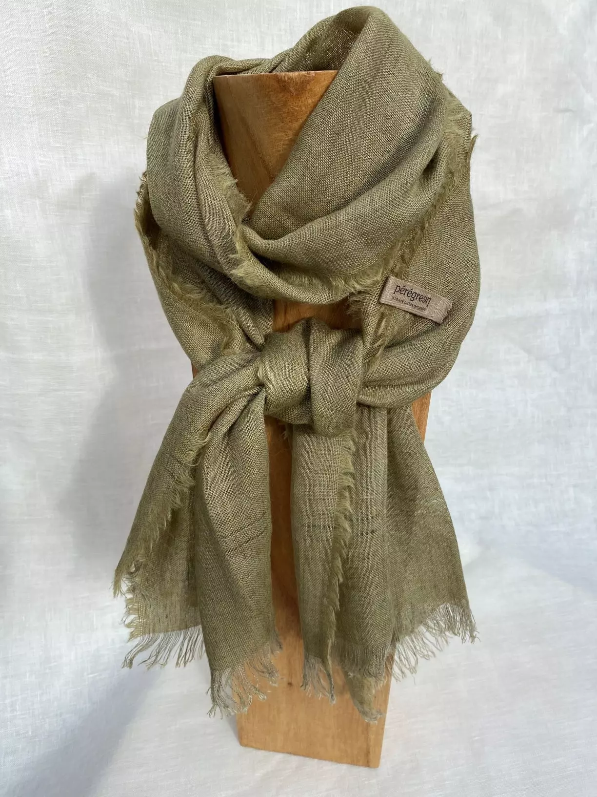 Petit foulard vert lin alpaga - fleur de gaude - teinture naturelle