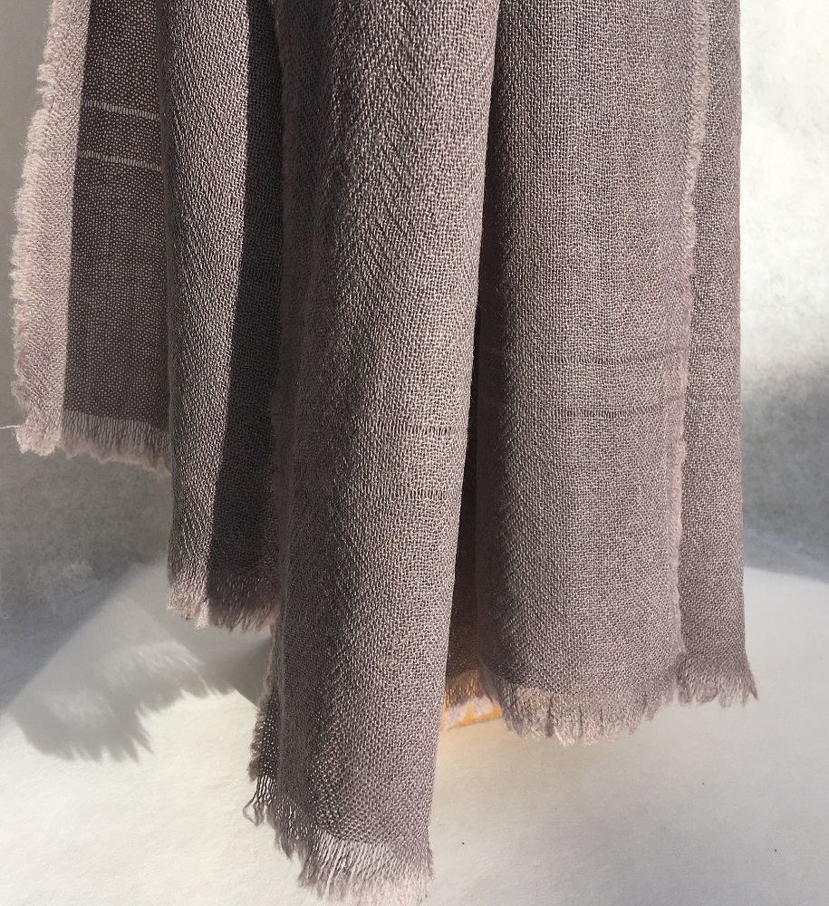 detail foulard laine gris noix de galle chene peregreen
