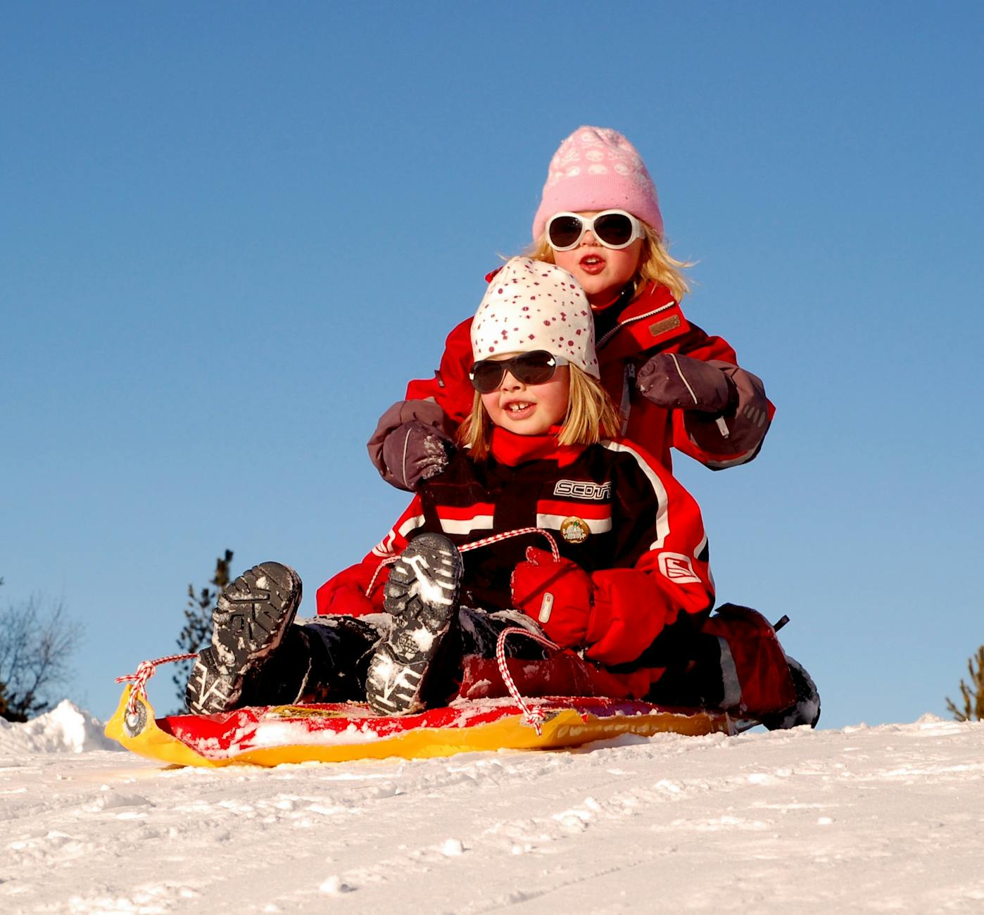 2 Fille Joue Sur La Neige