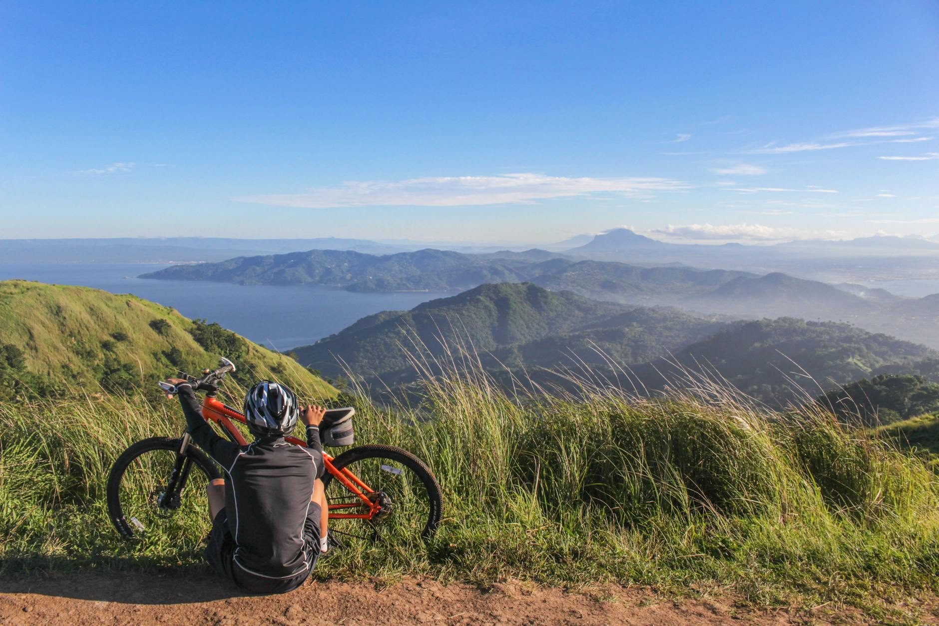 Homme Assis à Côté De Vélo