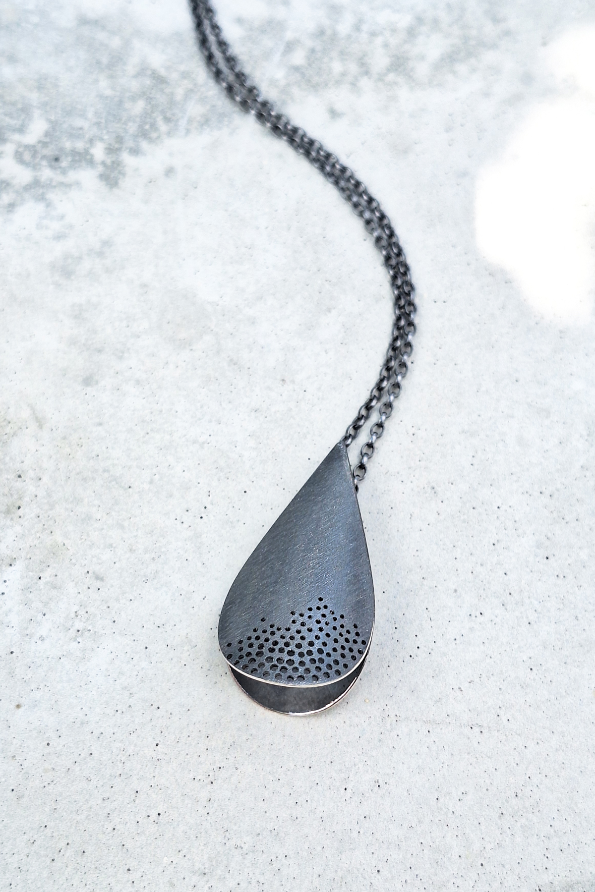 Pendentif-Goutte-dentelle-noir-Quinchez-b