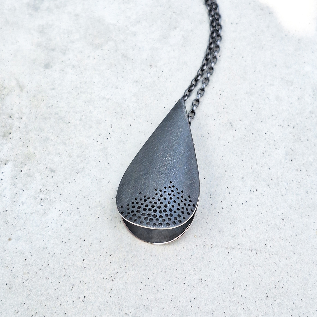 Pendentif-Goutte-dentelle-noir-Quinchez-b1
