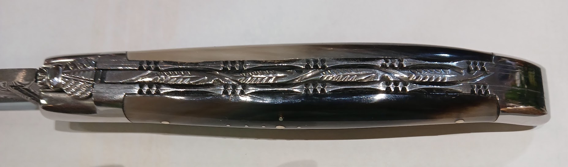 Laguiole damas corne flammée guillochage dessus