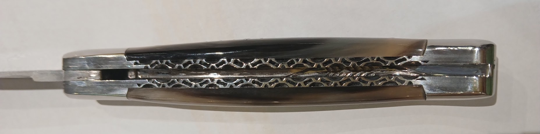 Laguiole damas corne flammée guillochage dessous