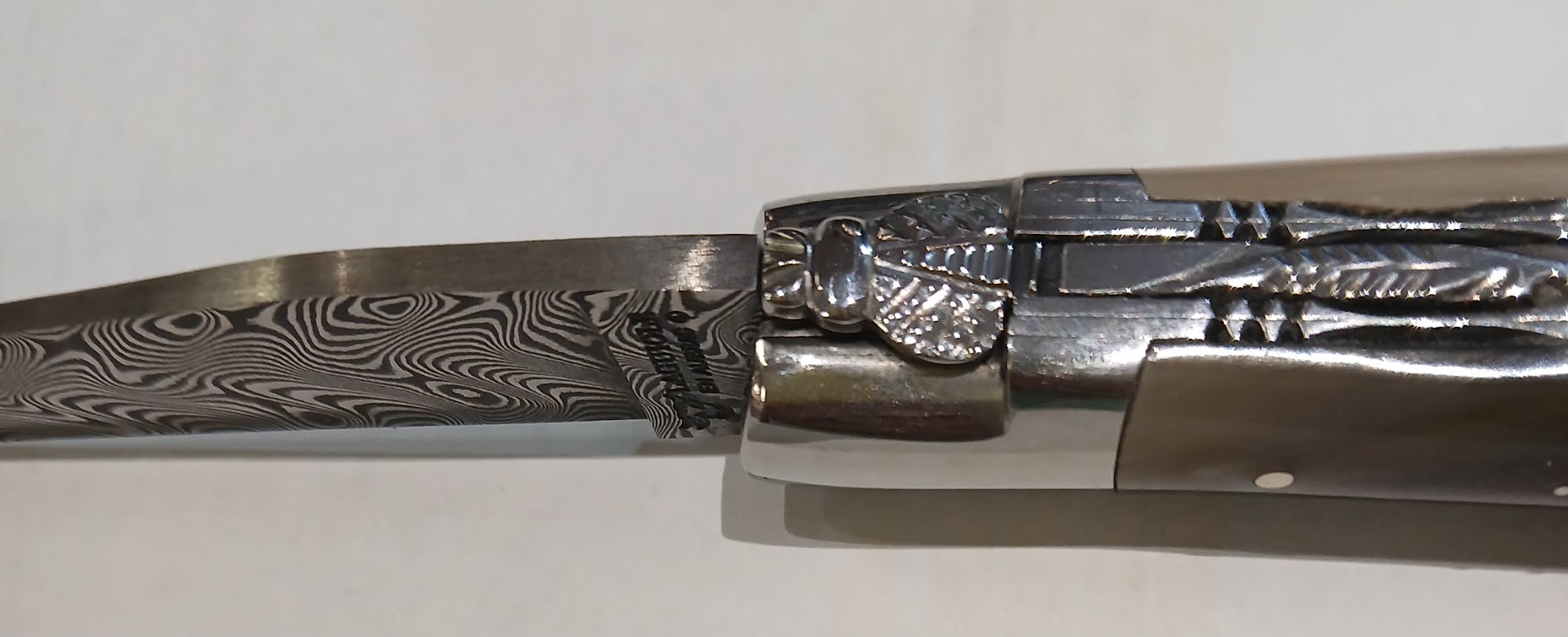 Laguiole damas corne flammée abeille