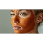 masque dargile orange sur visage de femme