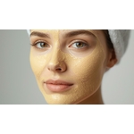 masque dargile jaune clair sur visage de femme