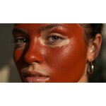 masque argile rouge sur visage femme
