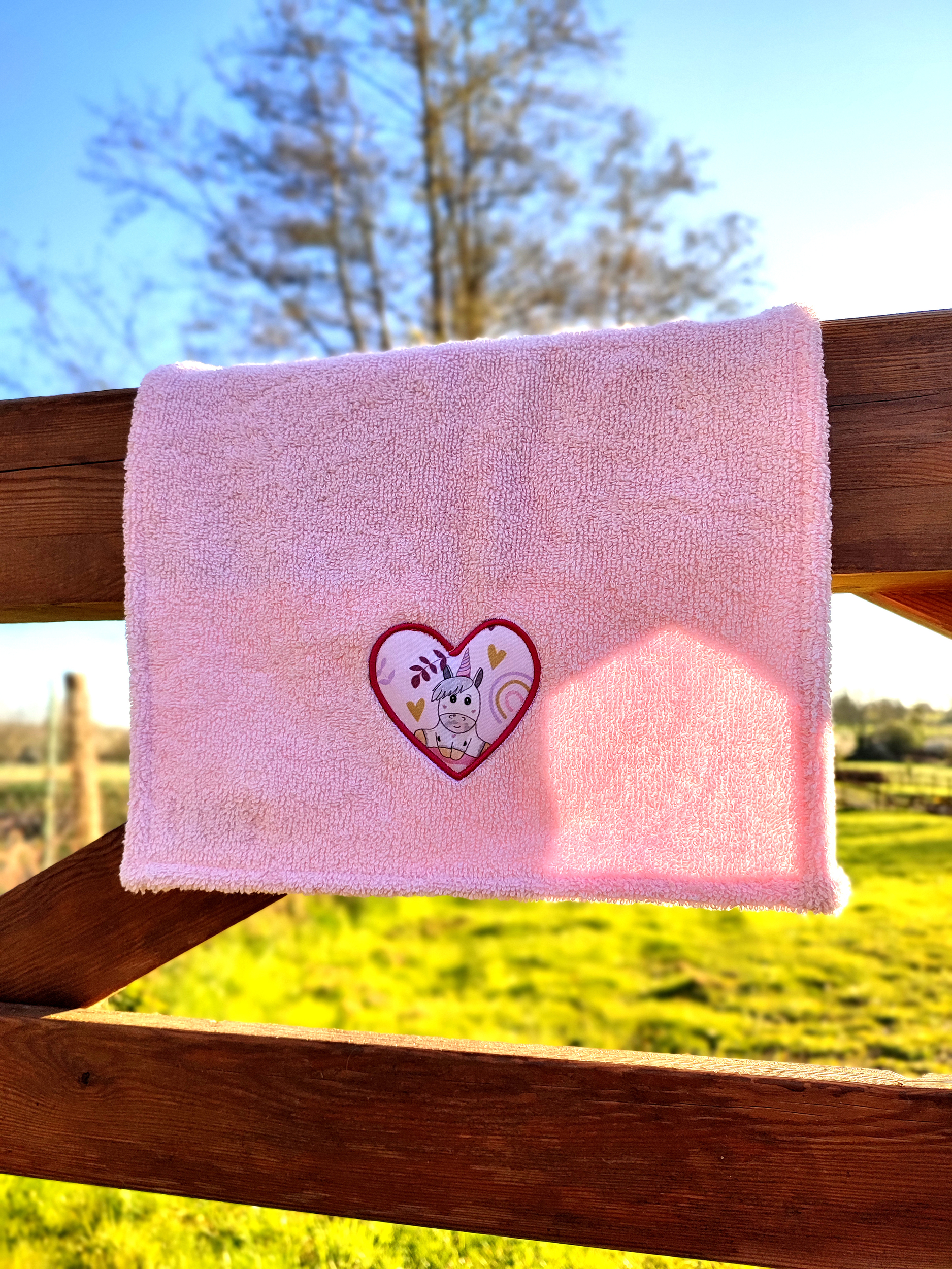 petite serviette applique coeur reduit