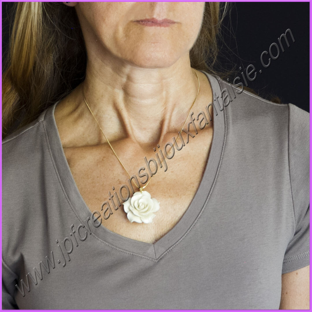 Collier rose beige et acier inoxydable doré