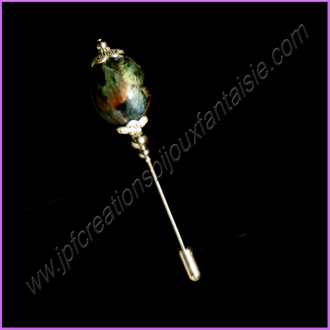 Broche métal argenté, perle bois fond noir avec motifs feuillage vert