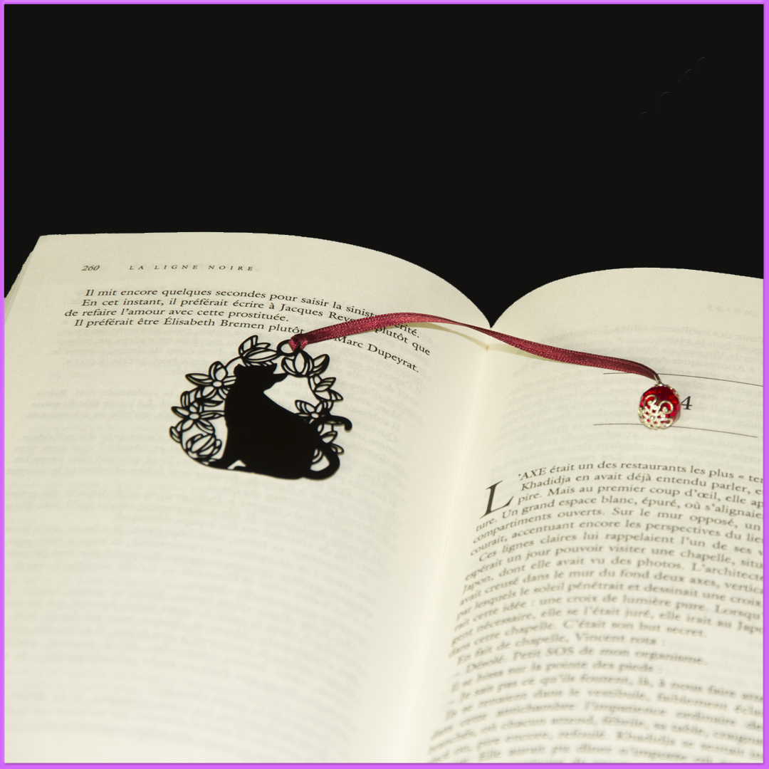 Marque-page plat métal noir chat, ruban satin rouge et perle verre de Bohême rouge