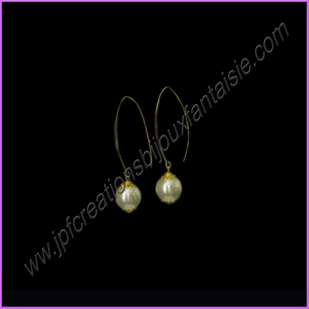 Boucles d'oreilles métal doré, perles fines montées sur crochets d'oreilles fil