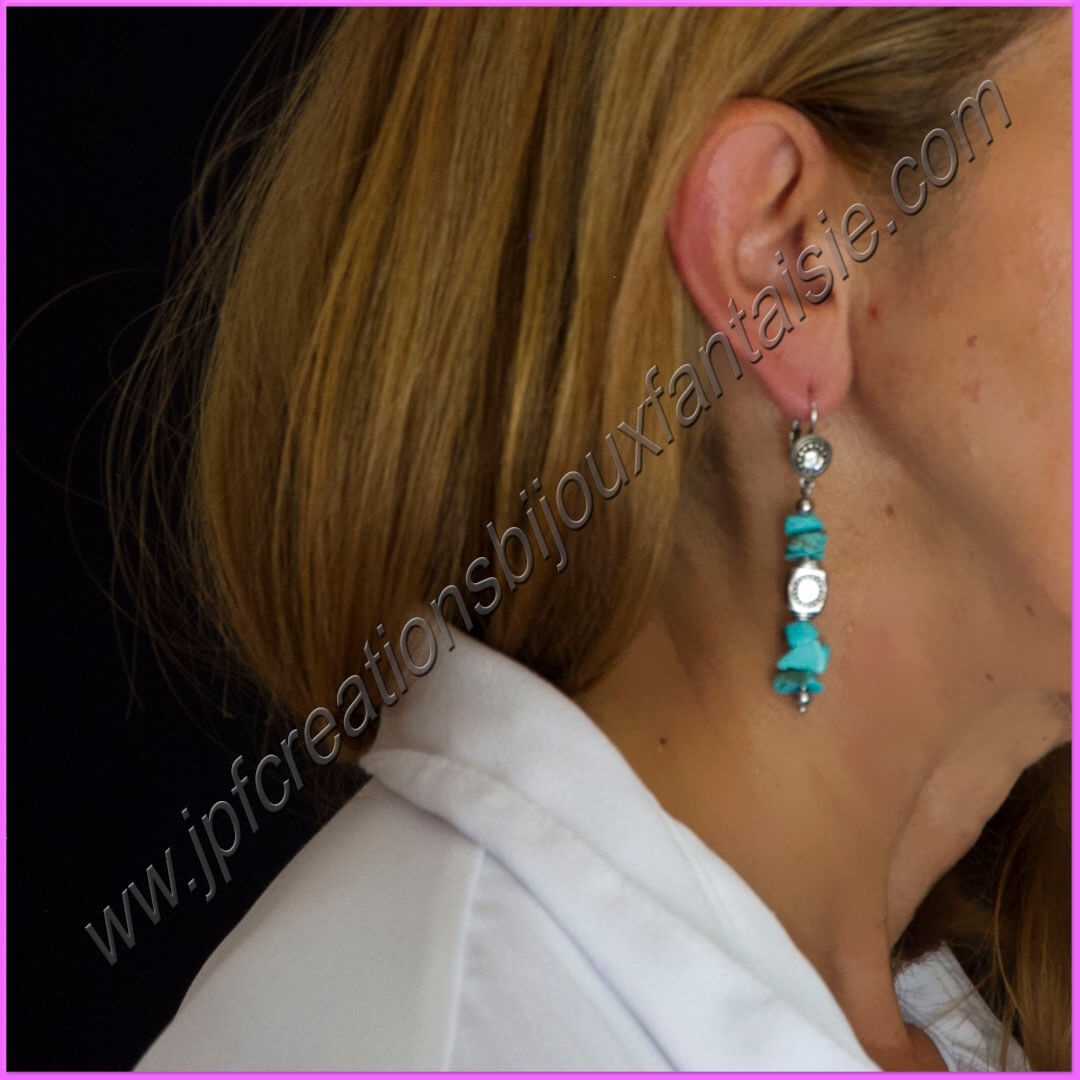 Boucles d\'oreilles perles chips turquoise et métal argenté - BO1297