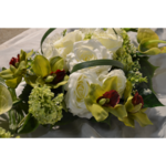 focus dessus de cercueil Rose blanche et Anthurium vert