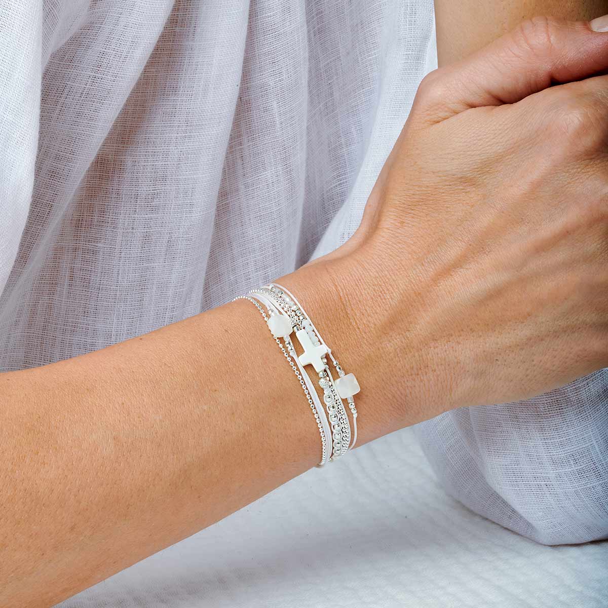 BRACELET VIRTUOSE BLANC CROIX ET PIERRES NACRES