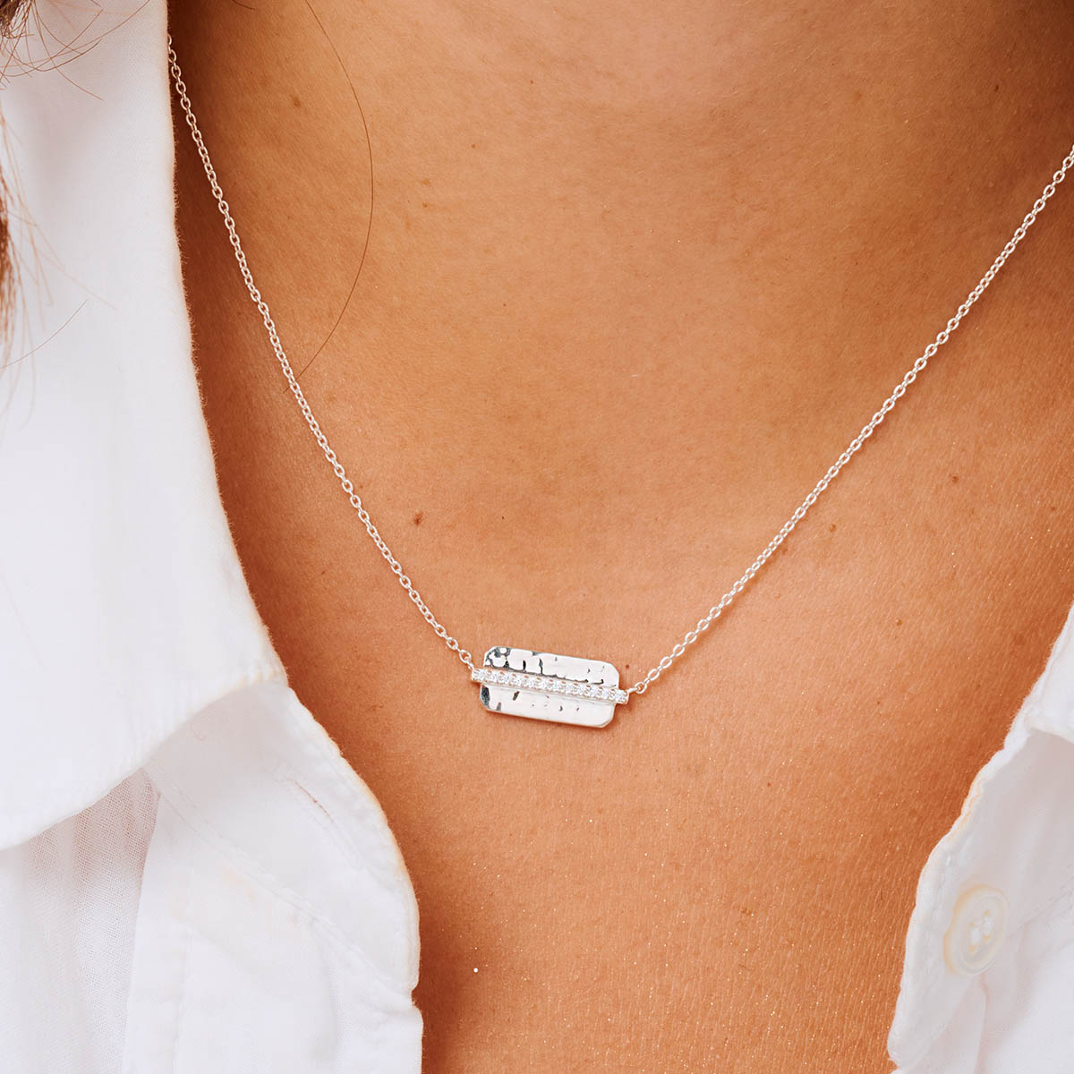 COLLIER CHAINE PETITS OXYDES PLAQUE MARTELÉE