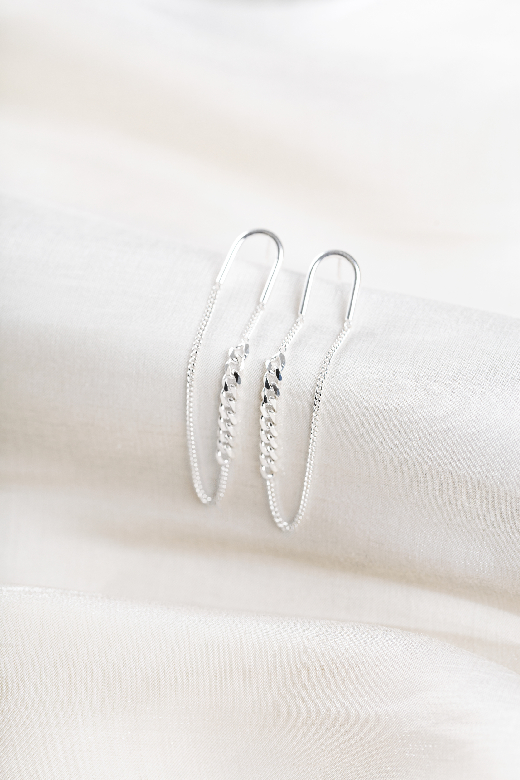 Boucles épingles en Argent 925 sur drap en satin
