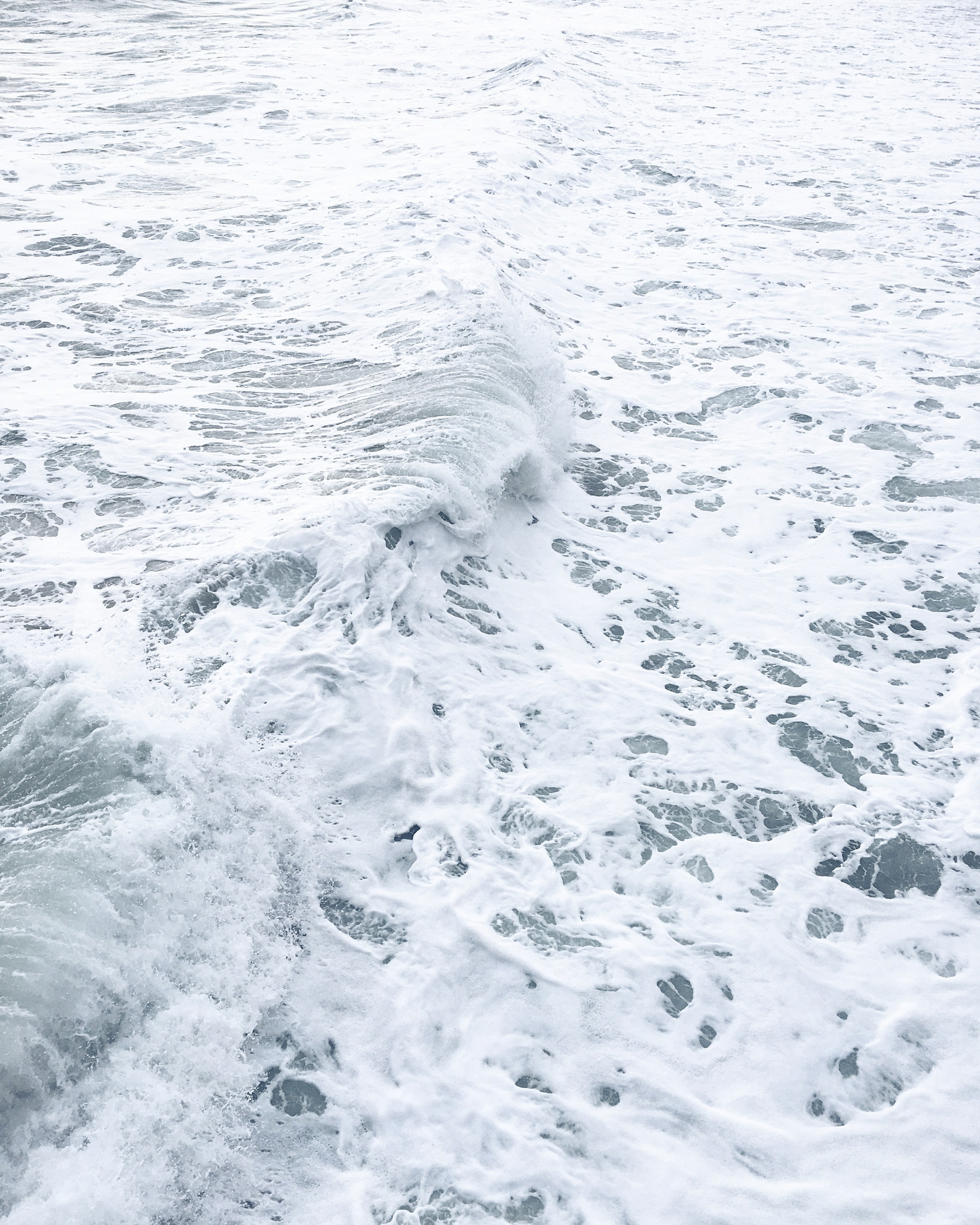 Mer agitée avec des vagues et de la mousse