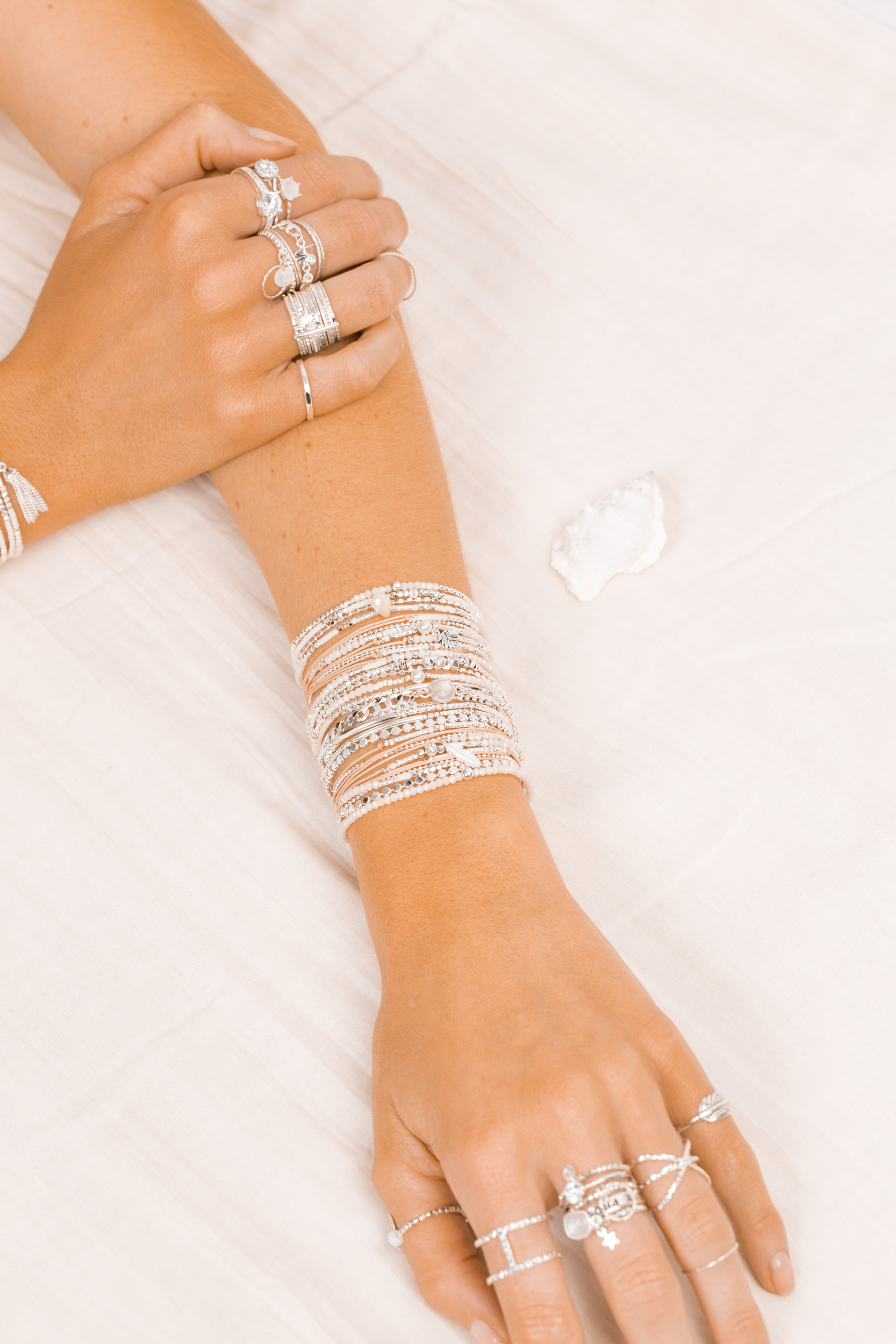 Poignet de bijoux tendances argent et beiges