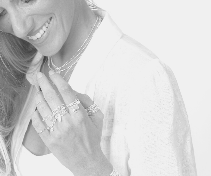 Photo femme portant bijoux Doriane en noir et blanc