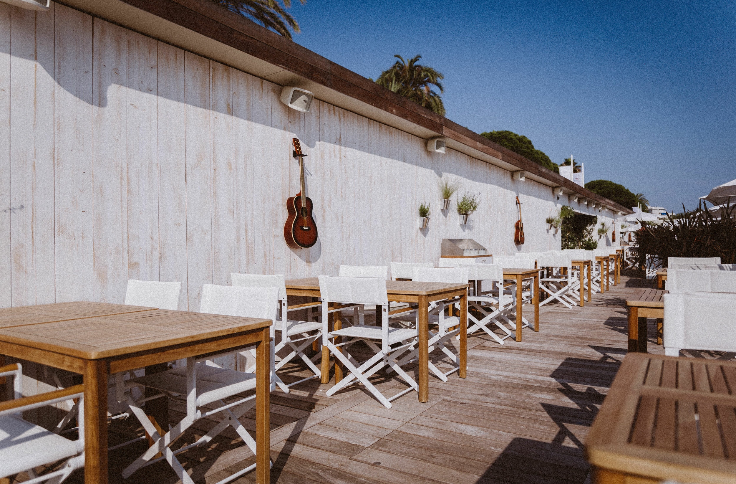 espace restauration plage ohlala le martinez avec guitare