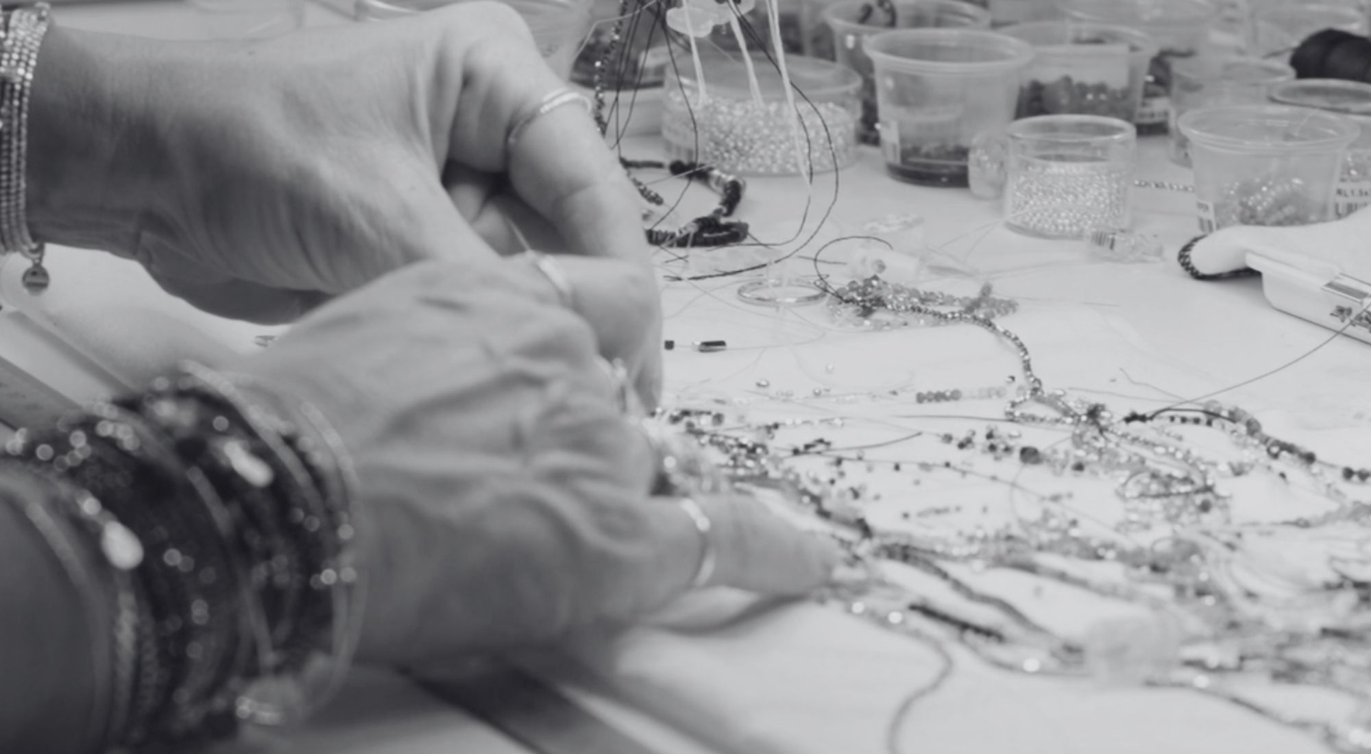 fabrication a la main de bijoux par une artisane a bandol