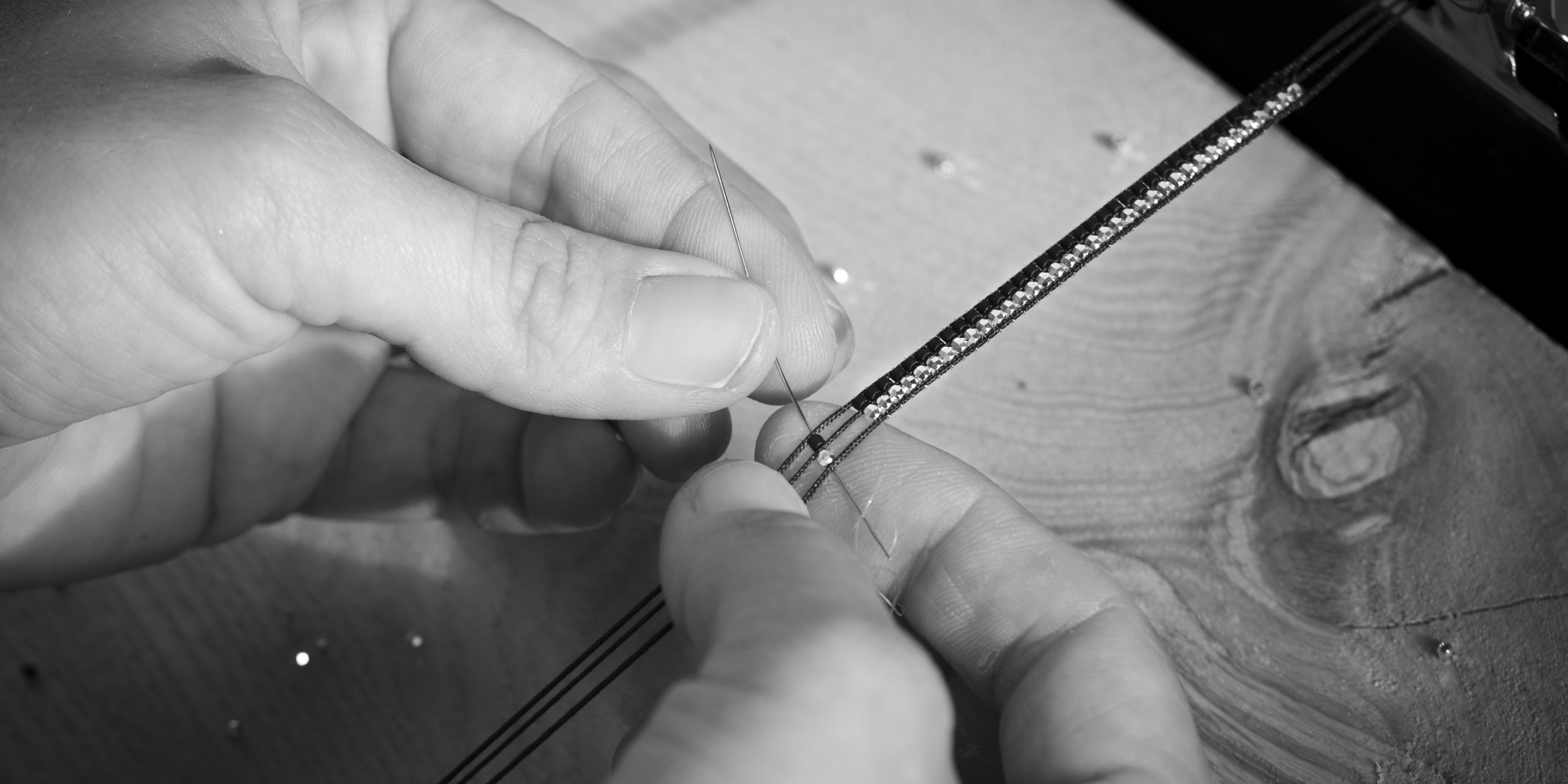 Fabrication à la main de bijoux par une artisane à Bandol