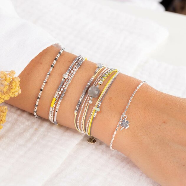Bracelet En Résine Avec Perles Hématites Et Pampilles Dorées - Bijou Rétro - État Impeccable