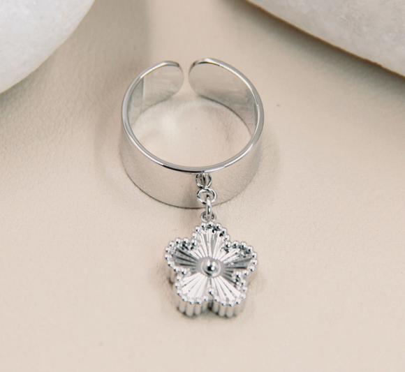 Screenshot 2025-05-05 at 12-46-31 Bague Trefle en Acier Inoxydable Ajustable Lucky Charm Bellissima Paris Fashion Shops