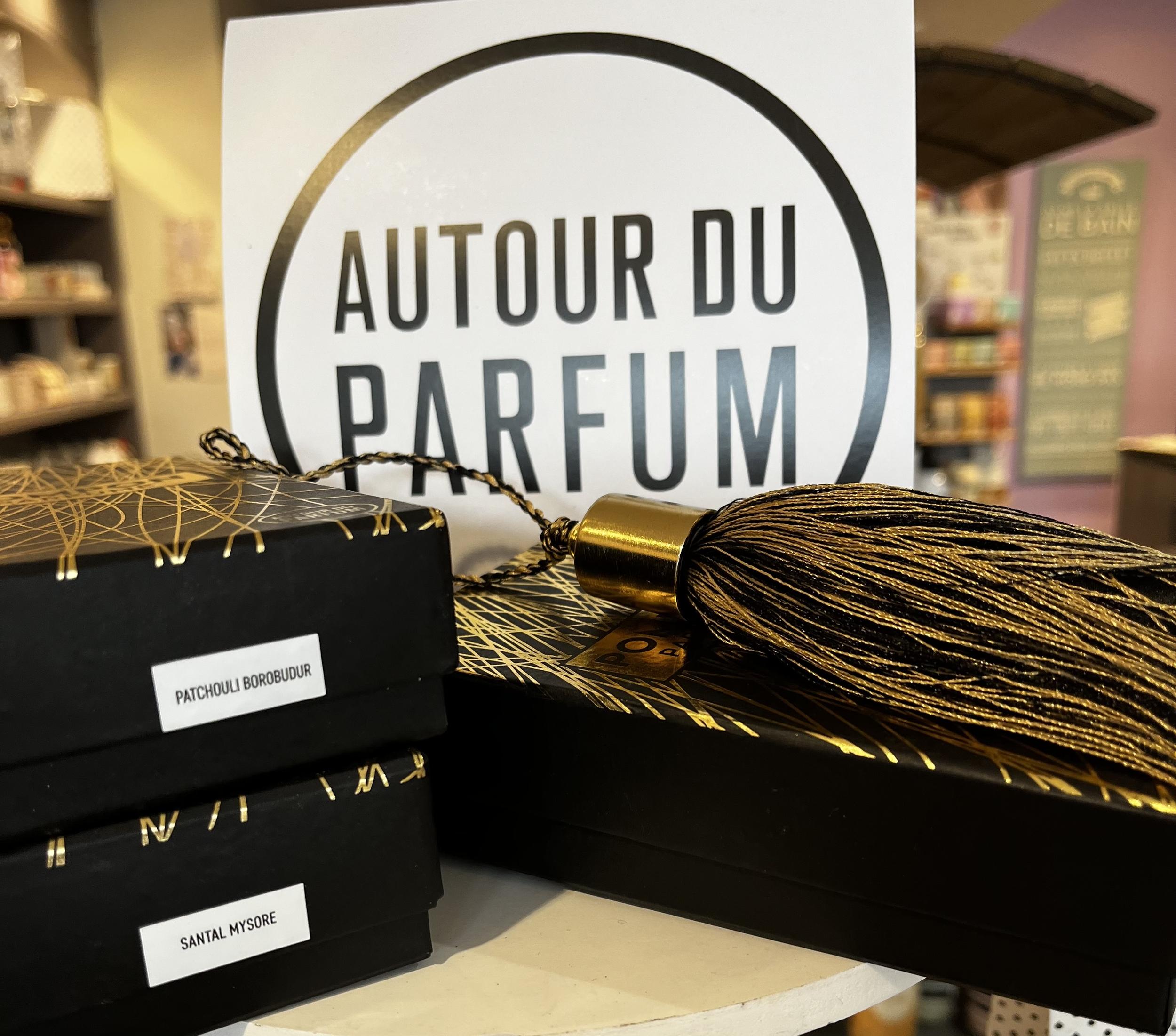 Pompon parfumé -Noir et or- Autour du parfum