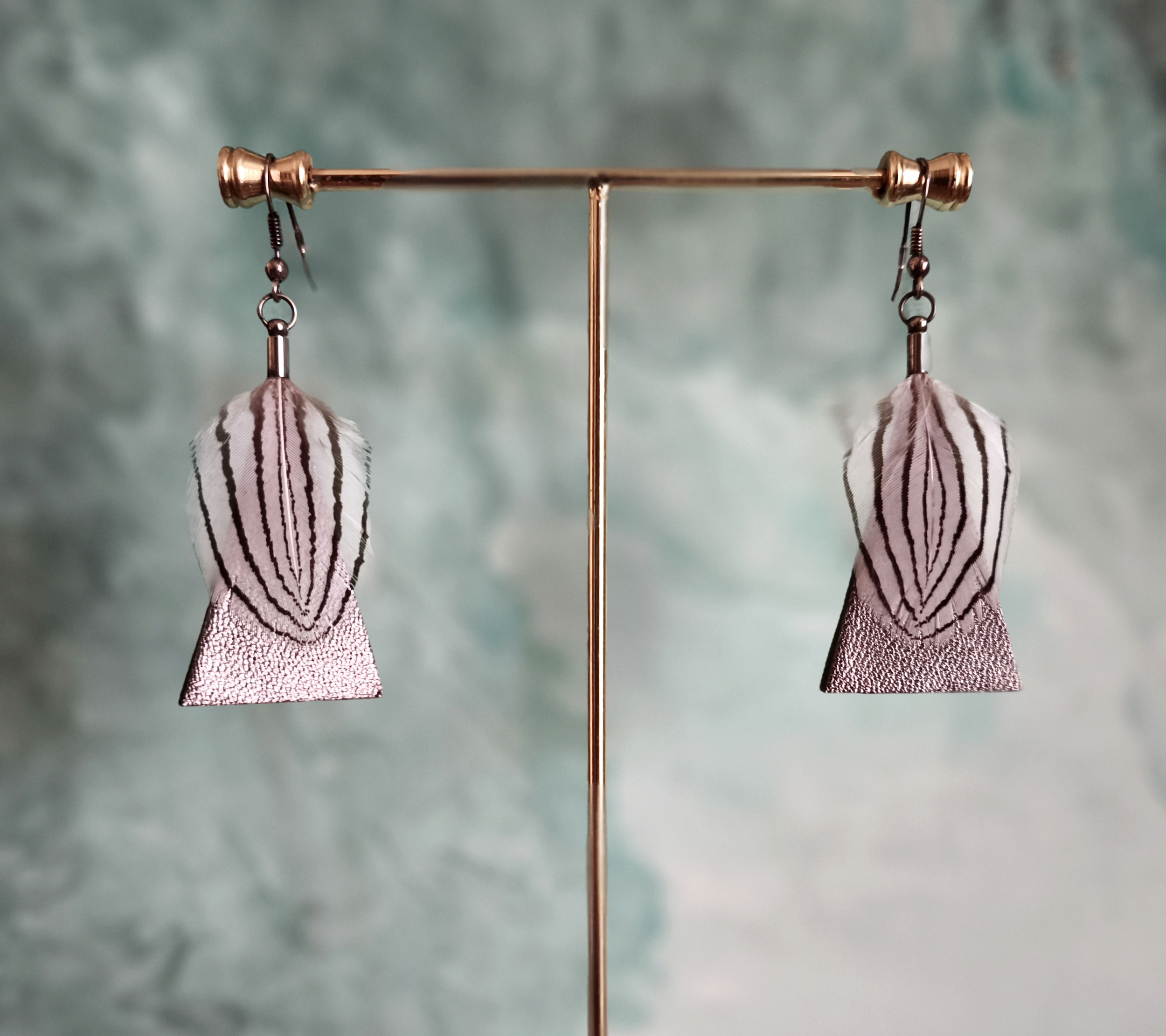 Verdegrine, Boucles triangle, Cuir argenté, Plume