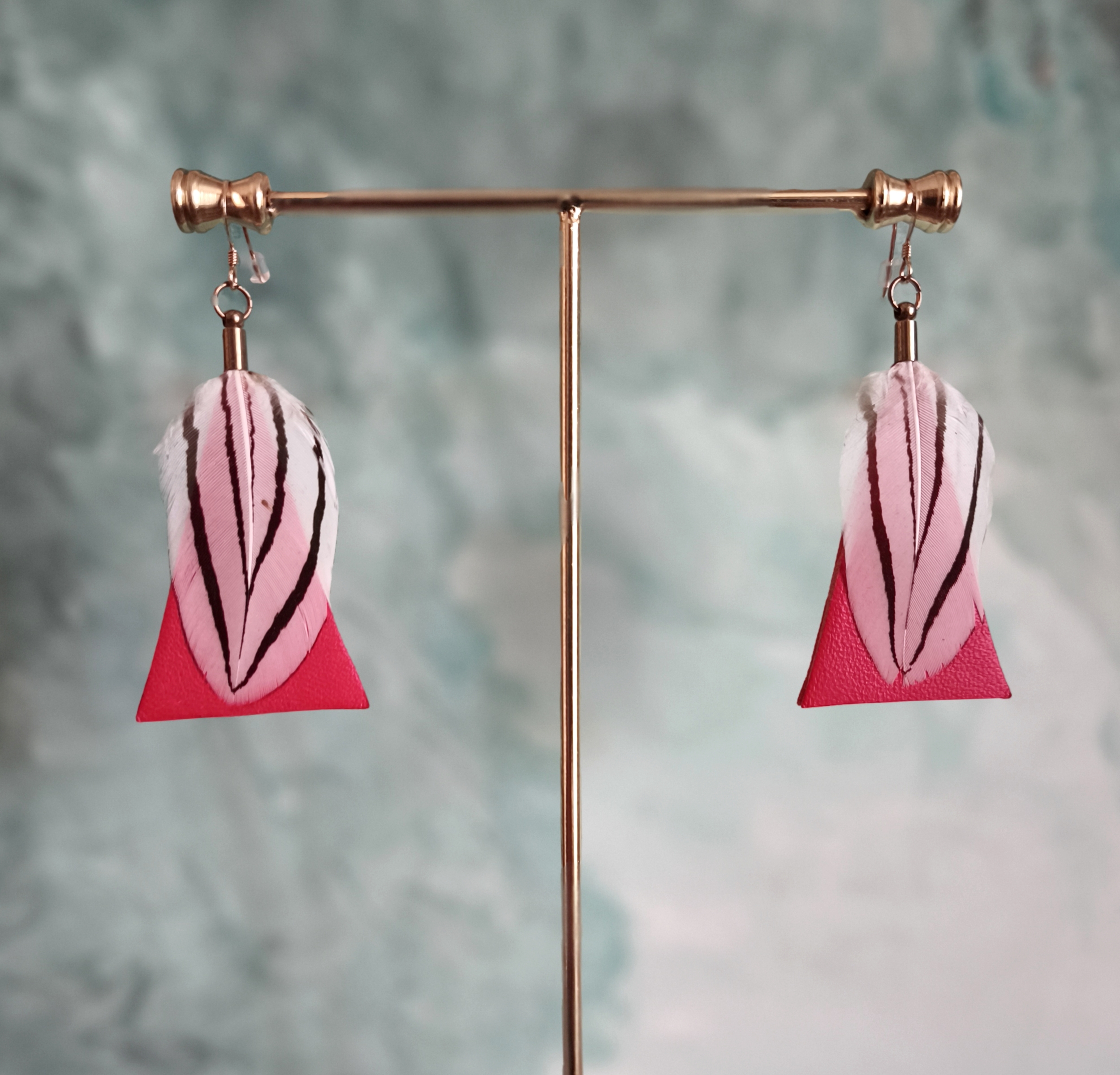 Verdegrine, Boucles triangle, Rouge cuir, Plume