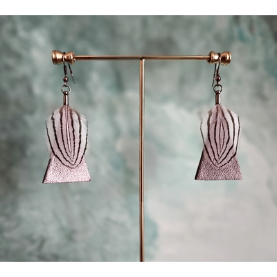 Verdegrine, Boucles triangle, Cuir argenté, Plume
