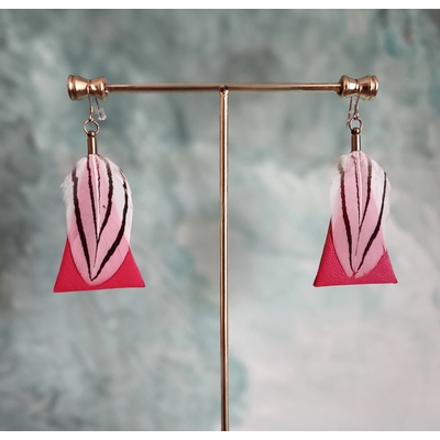 Verdegrine, Boucles triangle, Rouge cuir, Plume