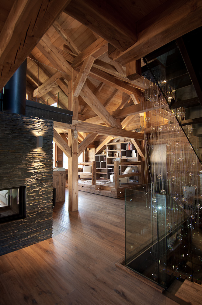 LUSTRE WONTS dans cage descalier chalet serre chevalier