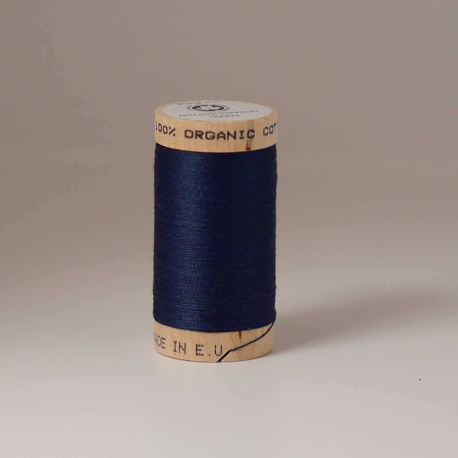 bobine-fil-coton-biologique-bleu-marine-4815-la-cousine
