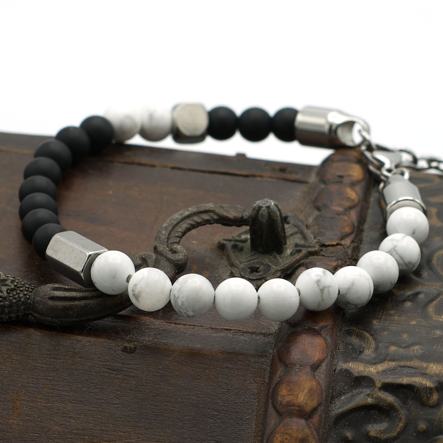 01 howlite onyx